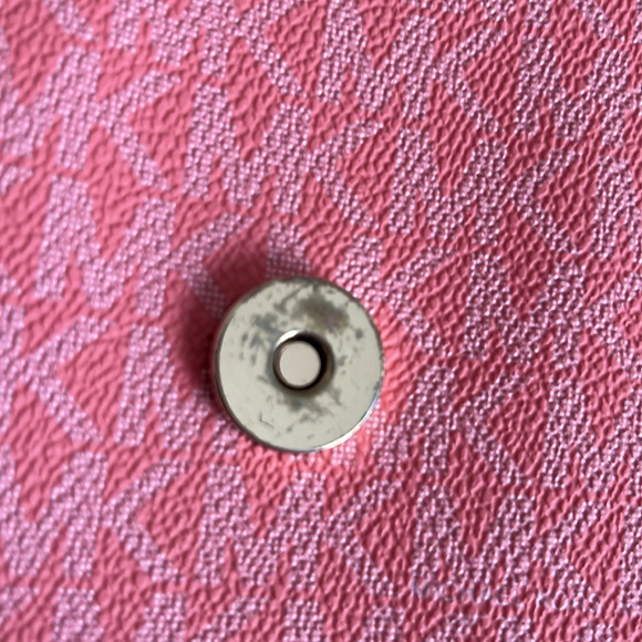 Michael Kors Carmen Small
Phone Crossbody Bag MK
Grapefruit Pink - Picture 8 of 8